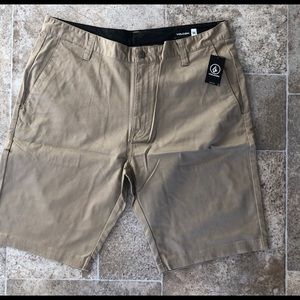 Volcom Men’s VMonty Stretch 22 Shorts 36      knee length, relaxed fit shorts.